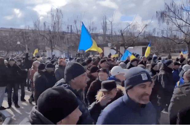 У Новій Каховці тисячі людей вийшли на мітинг, щоб «вимести» окупантів з рідного міста (Відео)