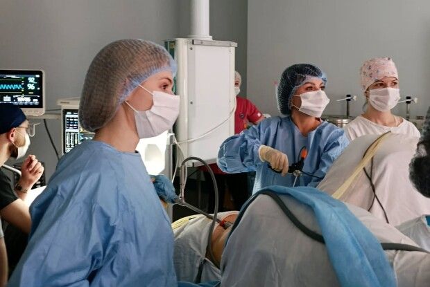 Волинські гінекологи видалили жінці велику пухлину матки