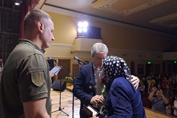 У місті на Волині вручили державні нагороди рідним полеглих Героїв