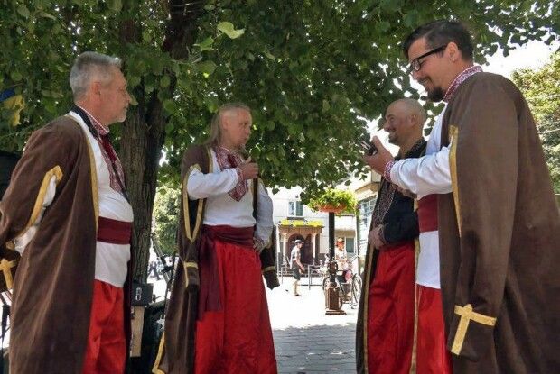 Двоє жителів Луцька та двоє переселенців об'єдналися в музичний гурт