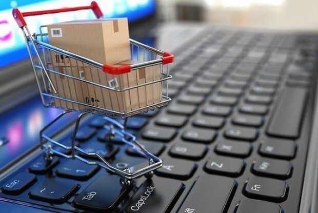 Скільки українці витрачають на покупки онлайн: назвали цифри