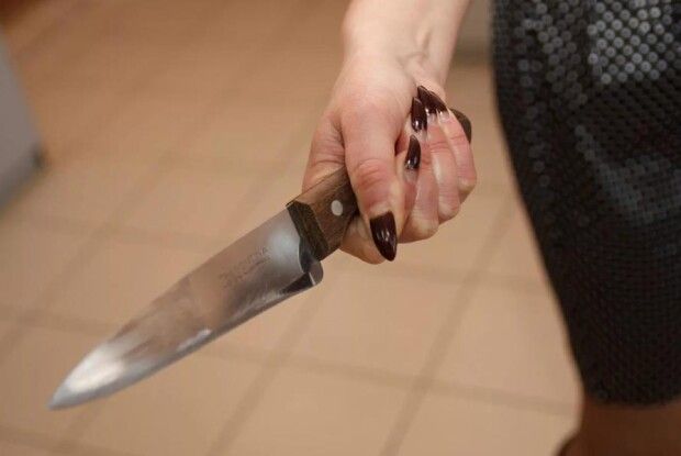 Жінка зарізала свого чоловіка у будинку куми