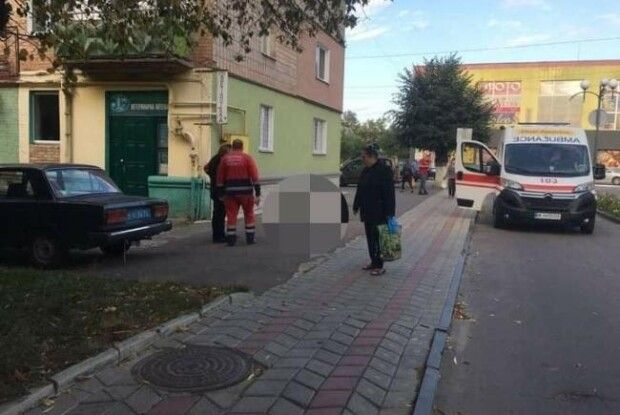 Медики рятують волинянина, якого знайшли на узбіччі