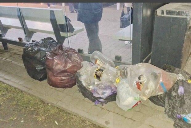 У Луцьку оштрафували продавчиню пекарні через сміття на зупинці (Фото)