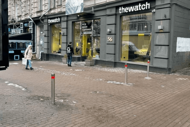 Водій вигадав «оригінальний» спосіб виїхати з тротуару й потрапив на відео