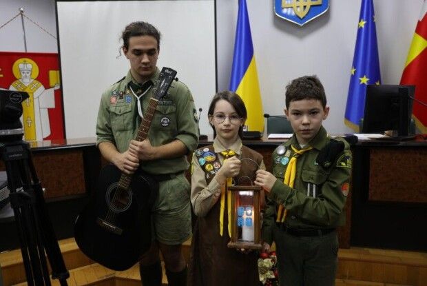 Депутатам Луцької міської ради пластуни урочисто передали Вифлеємський вогонь миру (Фото)