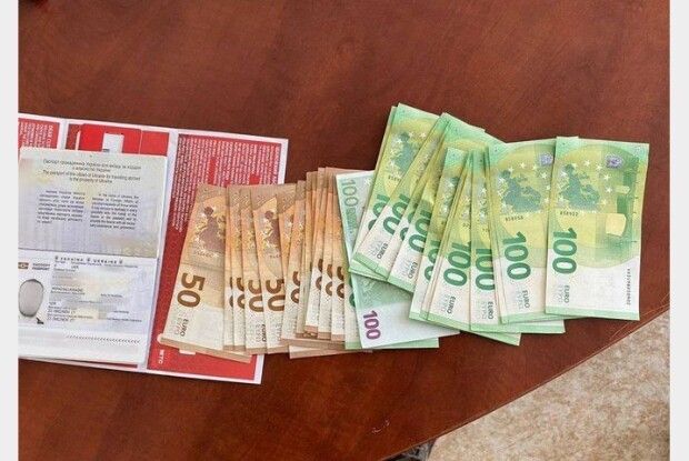 Псевдостудент намагався виїхати за кордон з підробленими документами та пропонував чималий хабар