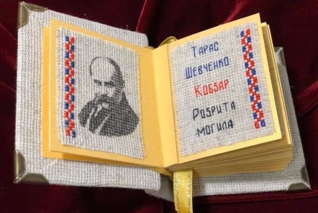 Вишитий «Кобзар» рівненської майстрині помандрує до Канади