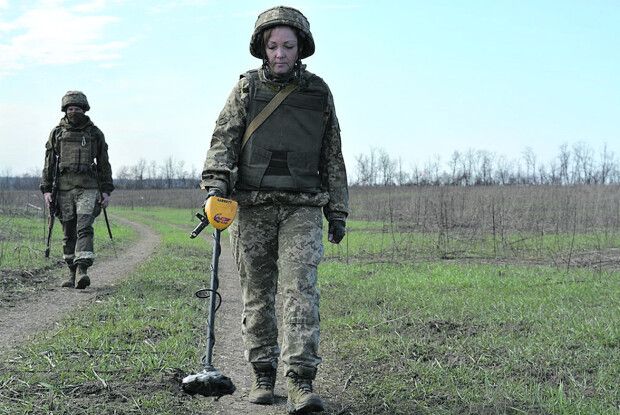 Жінка, яка розміновує рідну землю