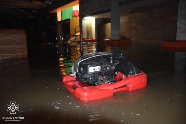 У Луцьку затопило підвал під рестораном (Фото)
