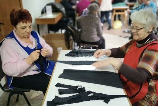 Все для перемоги: Як волиняни плетуть маскувальніх сітки для військових (Відео, фото)