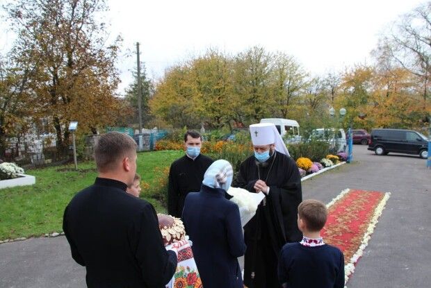 Митрополит Луцький і Волинський Михаїл очолив Божественну літургію в храмі села Ощів (Фото)