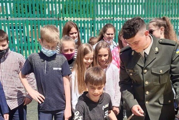 У Луцьку оркестр військової частини Нацгвардії провів урок музики для школярів (Відео)