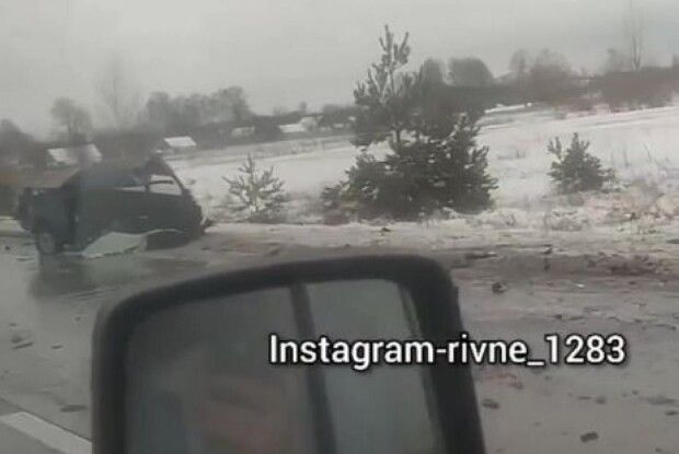 На Рівненщині внаслідок ДТП вщент розірвало автівку (Відео)