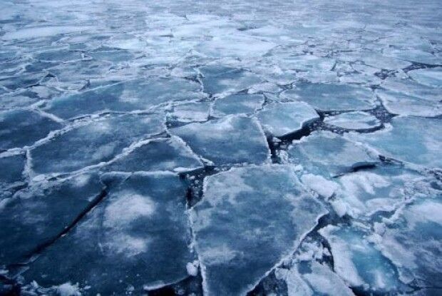 На Волині місцеві жителі разом з медиками врятували з крижаної води чоловіка