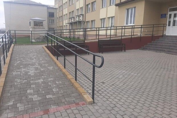 У громаді на Волині лікарню обладнали пандусом (Фото)