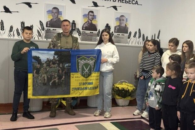 Гімназія на Волині отримала особливий подарунок від військового командира