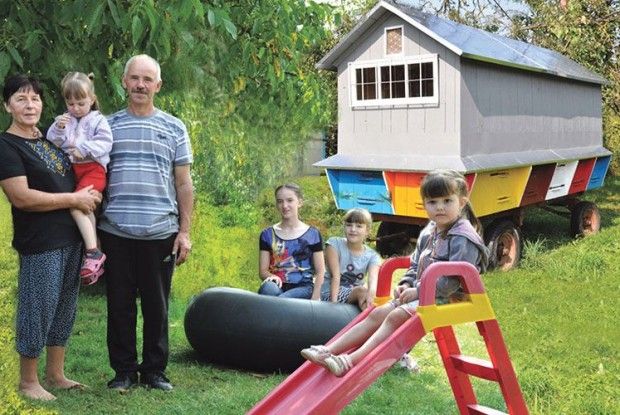 Винахідливий пасічник поселив бджіл у хатину… на колесах