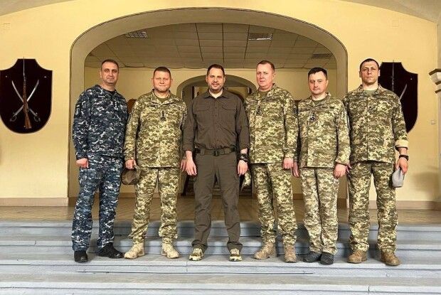 Єрмак похизувався фотографією з воєначальниками і пообіцяв, що в росії буде палати