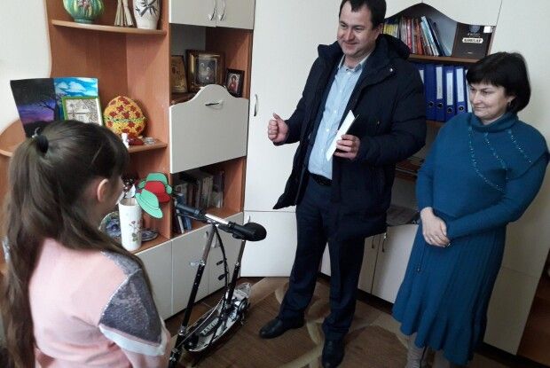 Голова громади на Волині прийшов до школи, щоб вручити подарунок доньці загиблого учасника АТО
