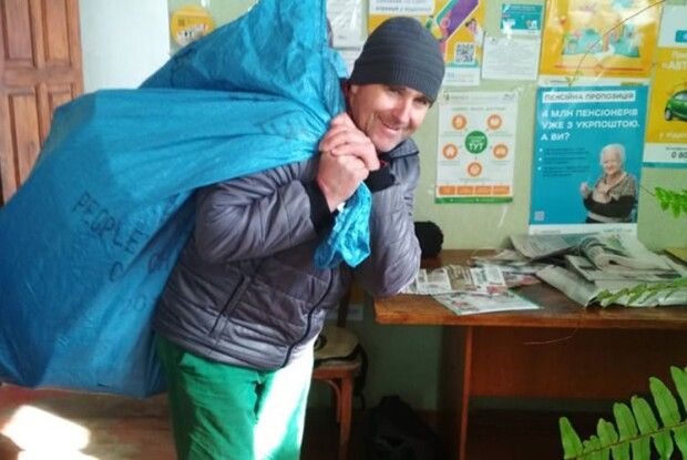 Ой, і нелегка поштарська ноша у волинського листоноші...