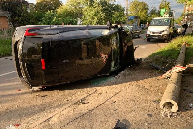 У Луцьку п'яний водій влетів в електроопору