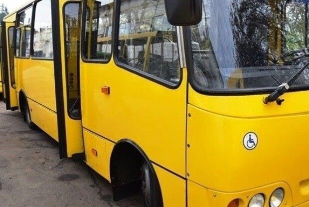 Згоріла за секунди: через вибух невідомого предмету палала маршрутка (Відео моменту)