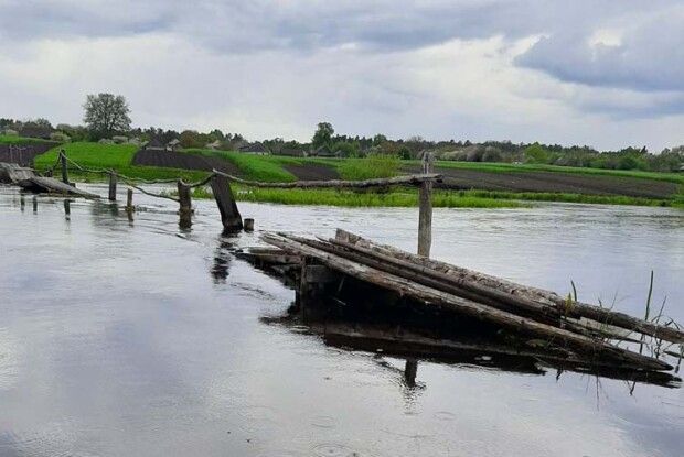 Колись у Надрічне на Волині хліб доставляли вертольотом або машиною-амфібією, і тепер сюди можна добратися тільки човном (Фото, відео)