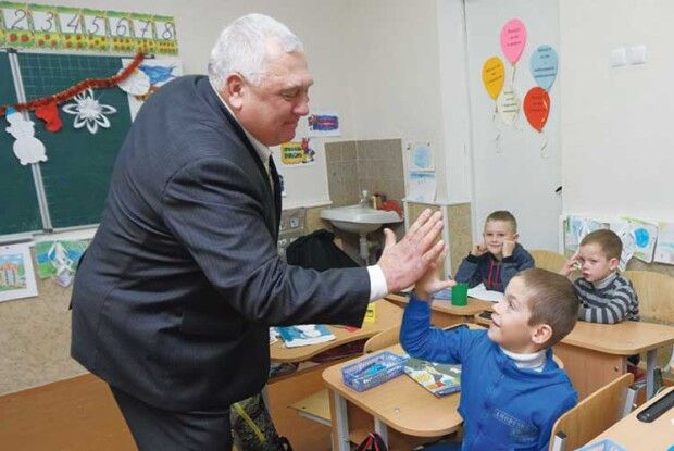 Валерій Панасюк навіть коли очолив сільгосппідприємство, і надалі працював вчителем
