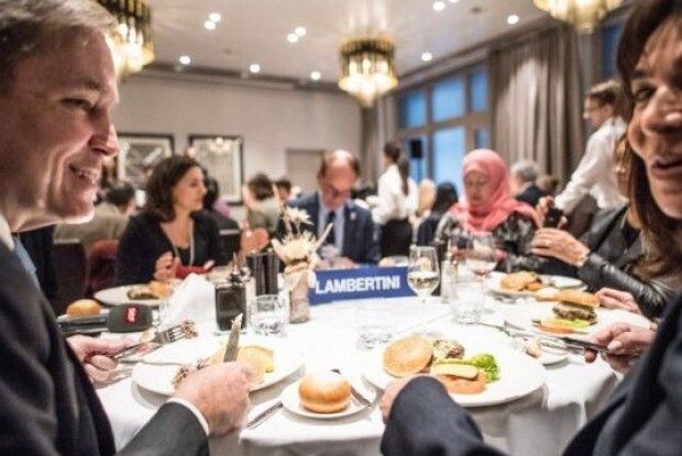 На сніданок з Трампом приїхали кілька десятків українців