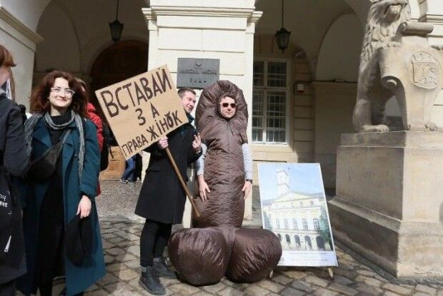 Чолов'яга вбрався цюцюрником і вітав перехожих із Днем Валентина