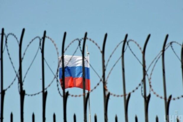 У Маріуполі окупанти оголосили полювання на підлітка, який зірвав і назвав «ганчіркою» прапор рф