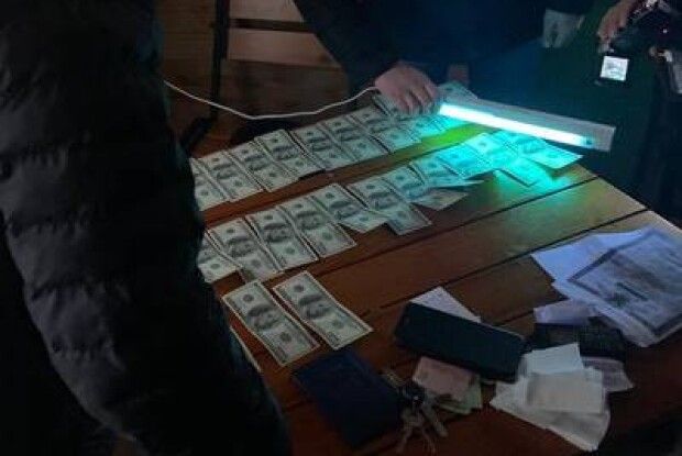 На Волині сільський голова та співробітник Держгеокадастру взяли «на лапу» 3700 «баксів» за надання в оренду 27 га землі