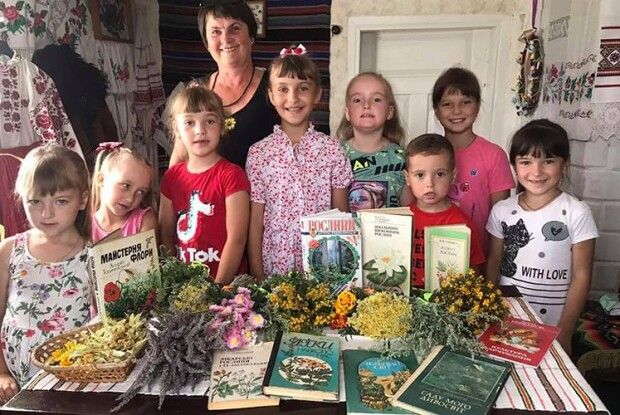Завідувачка книгозбірні із поліської Погулянки творить шедеври