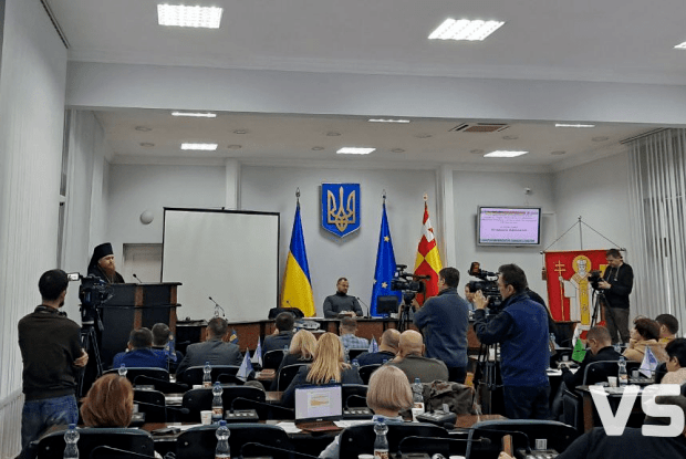 У Луцьку міську раду захищати упц мп прийшов вікарій