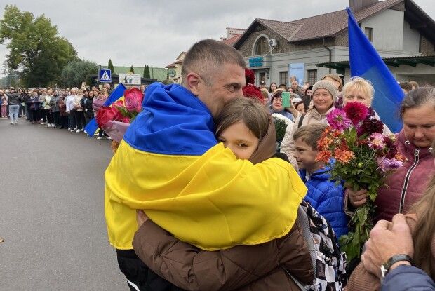 На Волині звільненого з полону захисника зустрічали усією громадою (Фото)