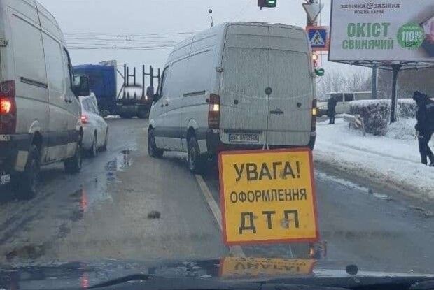 У Луцьку «Мерседес спрінтер» в’їхав в авто патрульних