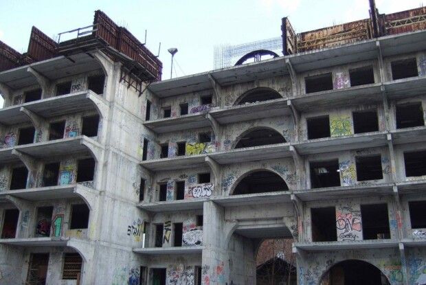 У Львові розбився 13-річний хлопець, який упав з шостого поверху довгобуду