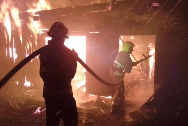 На Рівненщині вогонь знищив господарську будівлю