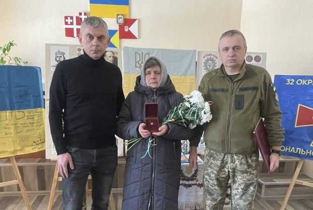 Родині загиблого воїна з Волині вручили посмертну нагороду «Навіки в строю»