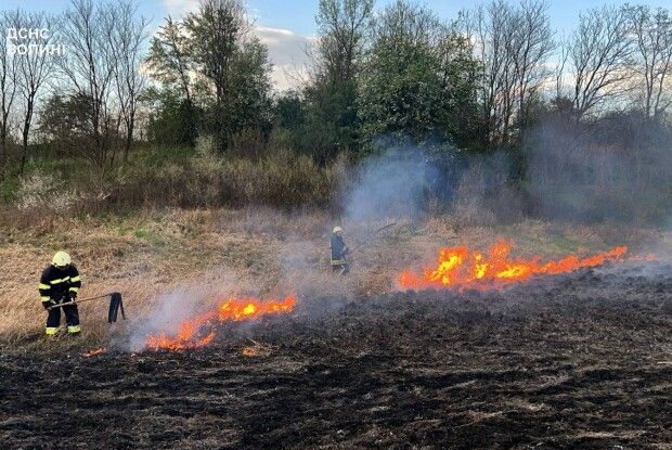 У прикордонному селі на Волині вогонь дійшов до кладовища