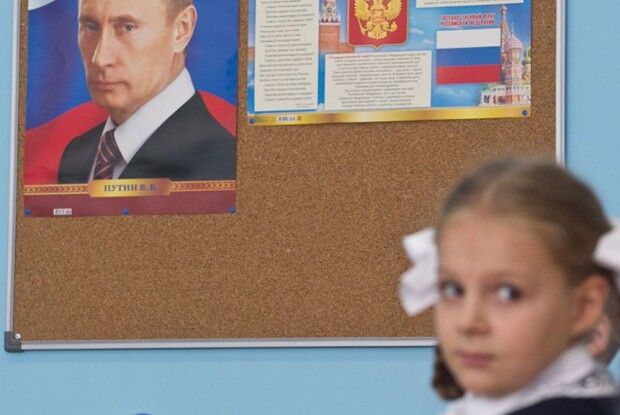 Школярів в окупованому Мелітополі змушують фотографуватися з портретом путіна