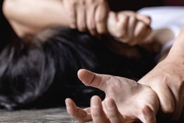 На гарячому впіймали 28-літнього збоченця, який намагався зґвалтувати 20-літню дівчину
