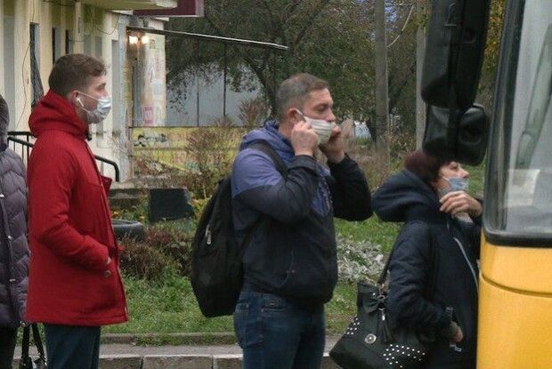 Черги на маршрутки: люди стоять годину, щоб дістатися на роботу