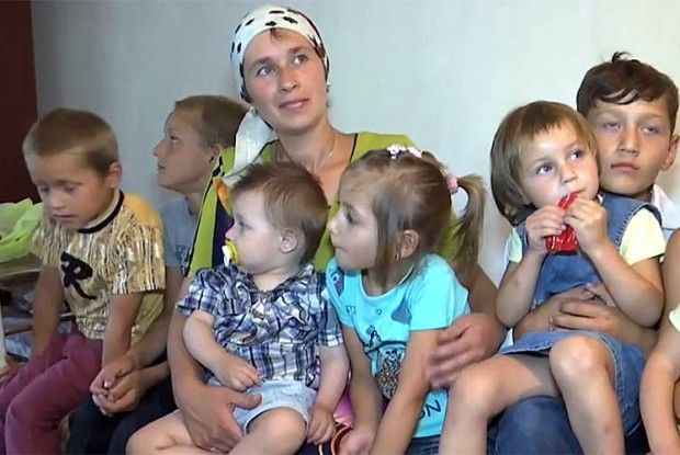 Мати одночасно похрестила 8 синів та доньок