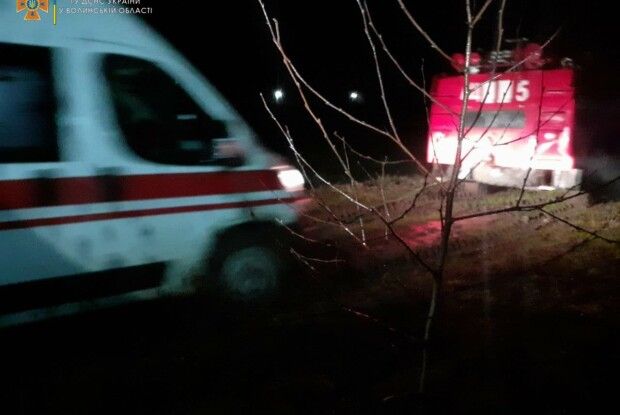 На Волині «швидку» дорогою до хворого спинило... болото (Фото, відео)