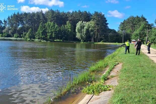 Водолази знайшли тіло чоловіка, який намагався перепливти ставок у Гаразджі