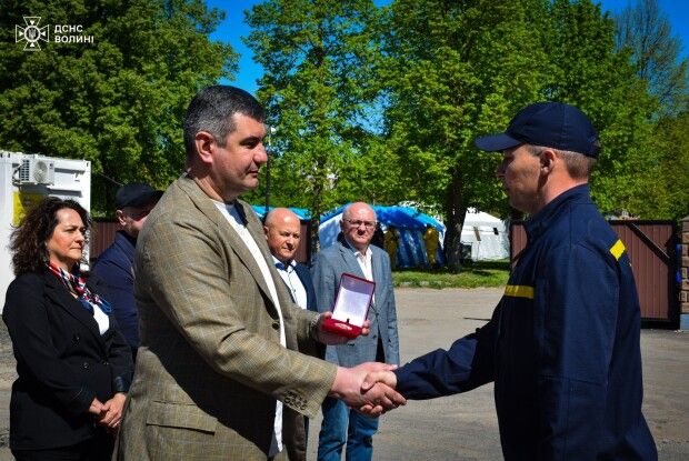 На Волині рятувальникам вручили високі державні нагороди