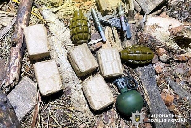 На Рівненщині у 29-річного чоловіка знайшли цілий арсенал зброї у підсобці