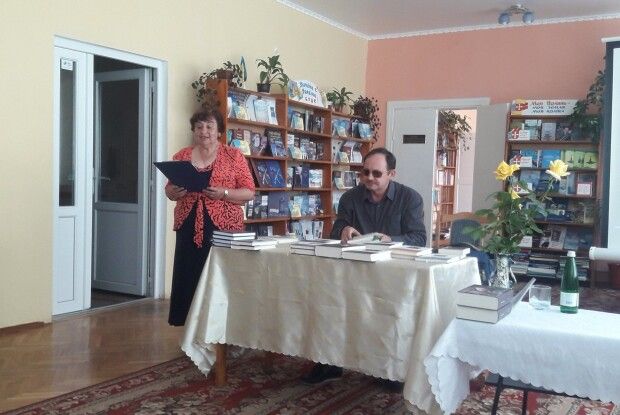 Для бібліотеки у Локачах придбали книги Мирослава Дочинця